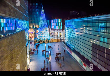 Riesige beleuchtete Weihnachtsbaum an der Liverpool One Shopping Centre, Merseyside, England, UK. Stockfoto