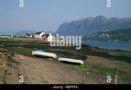 1960er Jahre, ein Blick von dieser Ära der Plockton, Lochlash, Wester Ross, Highlands, Schottland, UK. Bekannt als "die Perle der Highlands", diese Kleine malerische Highland Village liegt in herrlicher Lage mit Blick auf Loch Carron. Einige betrachten die Lage zu den schönsten auf der ganzen Welt sein. Stockfoto