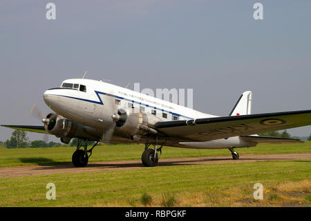 Douglas C-47 Skytrain, DC-3 Dakota Transportflugzeug KK116, G-AMPY in RAF Transport Command Farben. Berliner Luftbrücke Veteran Stockfoto