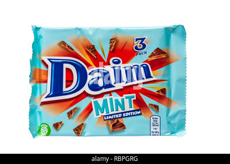 Pack limited edition Daim Mint chocolate Balken auf weissem Hintergrund - Minze gewürzte Milchschokolade mit einem knusprigen Mandel Karamel center Stockfoto