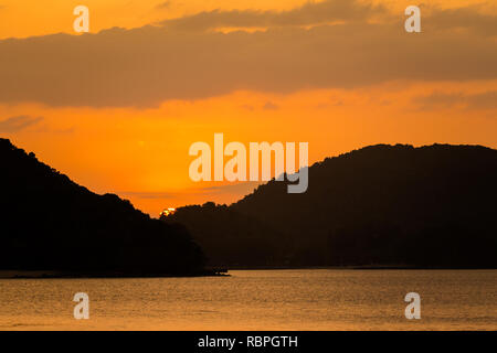 Pantai Cenang Strand auf der tropischen Insel Langkawi in Malaysia. Wunderschöne Natur in Südostasien bei Sonnenuntergang. Stockfoto