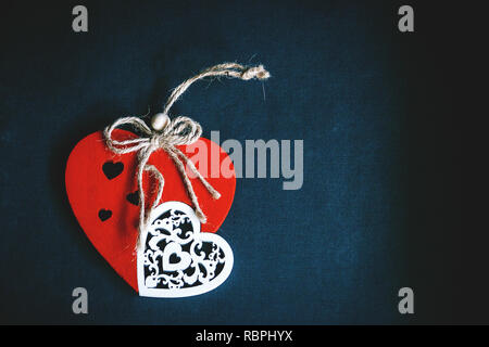 Handgefertigte rotes Herz close-up auf dunklem Hintergrund, Symbol der Liebe, Happy Valentine's Day. Stockfoto