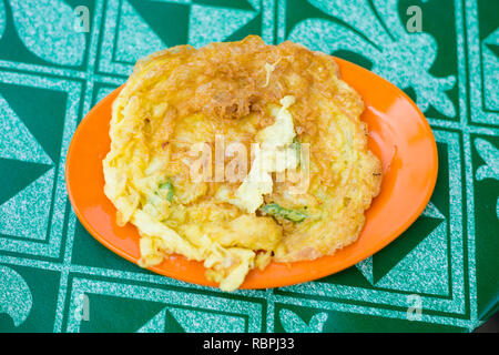 Frisch zubereitet malaysischen spiegeleier omelette in einem lokalen Restaurant auf Langkawi Insel serviert. Traditionelle asiatische Küche aus frischen Zutaten. Stockfoto