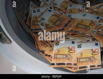 Geld in Waschmaschine Stockfoto