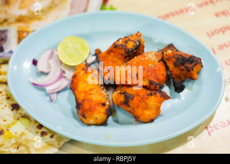 Frisch zubereitet malaysischen Tandoori Chicken Stücke in einem lokalen Restaurant auf Langkawi Insel serviert. Traditionelle asiatische Küche aus frischen Zutaten. Stockfoto