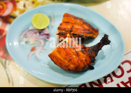 Frisch zubereitet malaysischen Tandoori Chicken Stücke in einem lokalen Restaurant auf Langkawi Insel serviert. Traditionelle asiatische Küche aus frischen Zutaten. Stockfoto