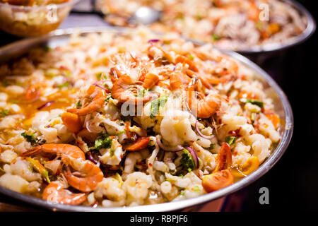 Hühnerbein und Garnelen sauer Salat auf dem lokalen Markt in Trang Thailand serviert. Traditionelle thailändische Gerichte aus frischen Zutaten. Stockfoto