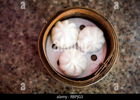 Frisch gedämpft traditionelle thailändische gefüllte Brötchen im lokalen Restaurant in Trang. Traditionelle thailändische Gerichte aus frischen Zutaten. Stockfoto