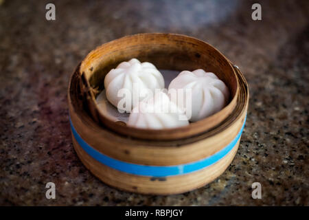 Frisch gedämpft traditionelle thailändische gefüllte Brötchen im lokalen Restaurant in Trang. Traditionelle thailändische Gerichte aus frischen Zutaten. Stockfoto