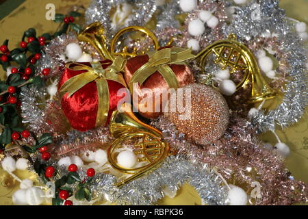 Weihnachtsschmuck Flitter & Santa Teddy Stockfoto