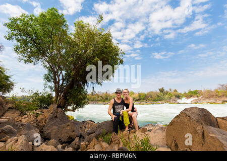 Junge kaukasier Paar auf große Khone Phapheng Wasserfall - Don, don Khong phapheng, Si Phan auf vier tausend Inseln in Laos don. Landschaft der Natur in Stockfoto