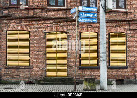 Altes Haus in Industriegebiet mit gelben Verschluss Stockfoto