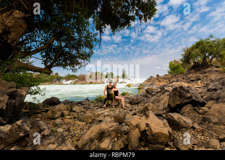 Junge kaukasier Paar auf große Khone Phapheng Wasserfall - Don, don Khong phapheng, Si Phan auf vier tausend Inseln in Laos don. Landschaft der Natur in Stockfoto