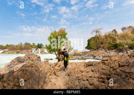 Jungen kaukasischen Mann auf große Khone Phapheng Wasserfall - Don, don Khong phapheng, Si Phan auf vier tausend Inseln in Laos don. Landschaft der Natur in so Stockfoto