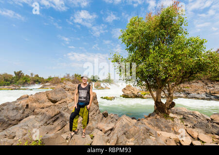 Jungen kaukasischen Mann auf große Khone Phapheng Wasserfall - Don, don Khong phapheng, Si Phan auf vier tausend Inseln in Laos don. Landschaft der Natur in so Stockfoto