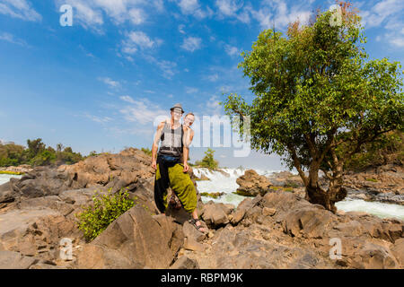 Junge kaukasier Paar auf große Khone Phapheng Wasserfall - Don, don Khong phapheng, Si Phan auf vier tausend Inseln in Laos don. Landschaft der Natur in Stockfoto