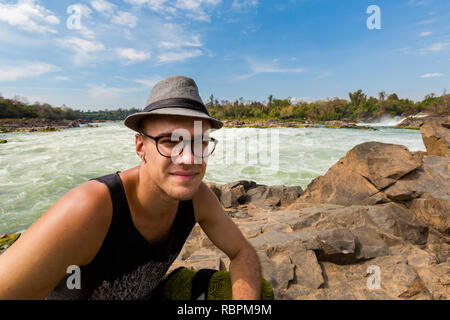 Jungen kaukasischen Mann auf große Khone Phapheng Wasserfall - Don, don Khong phapheng, Si Phan auf vier tausend Inseln in Laos don. Landschaft der Natur in so Stockfoto