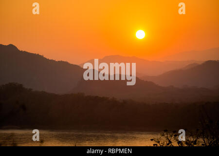 Erstaunlich Golden Sunset aus buddhistischen Berg Phou Si Tempel in touristischen Luang Prabang in Laos. Schönen Abend Landschaft von Süd Ost Asien Stockfoto