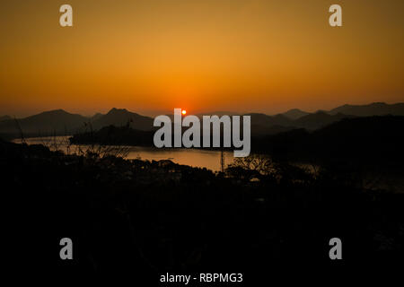 Erstaunlich Golden Sunset aus buddhistischen Berg Phou Si Tempel in touristischen Luang Prabang in Laos. Schönen Abend Landschaft von Süd Ost Asien Stockfoto