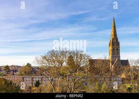 Ansicht von St. Michael und alle Engel" Kirche in Exeter, England unter einem blauen Himmel Stockfoto