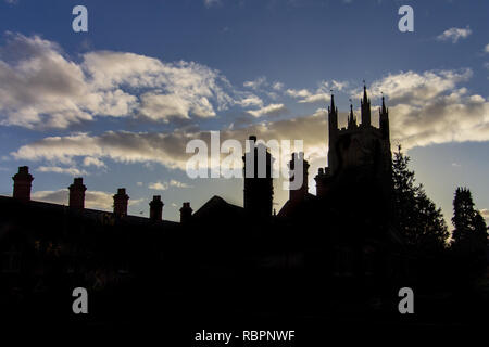 Am späten Nachmittag Licht St. Johannes der Täufer Kirche ist eine markante Silhouette in der Skyline von Glastonbury Stockfoto