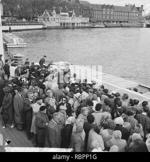 1 mei Grote drukte van toeristen in Amsterdam bij Bestanddeelnr reisbureaus, 916-3784. Stockfoto