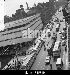 1 mei Grote drukte van toeristen in Amsterdam bij Bestanddeelnr rondvaarthaven, 916-3785. Stockfoto