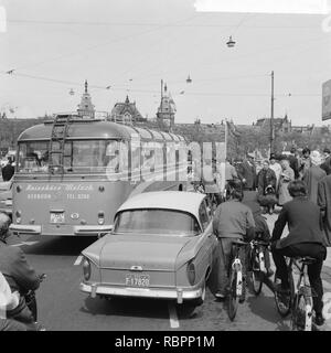 1 mei Grote drukte van toeristen in Amsterdam bij Bestanddeelnr rondvaarthaven, 916-3788. Stockfoto