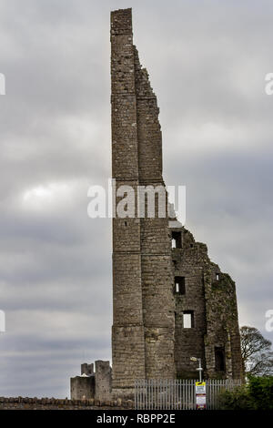 Die Ruinen von Saint Mary's Abbey in Verkleidung, County Meath, Irland ist ein Wahrzeichen, die von mehreren Stellen im Dorf gesehen werden kann. Stockfoto