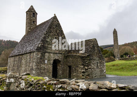 St. Kevin's Kitchen und der runde Turm an der Glendalough Klosteranlage in Wicklow, Irland Stockfoto