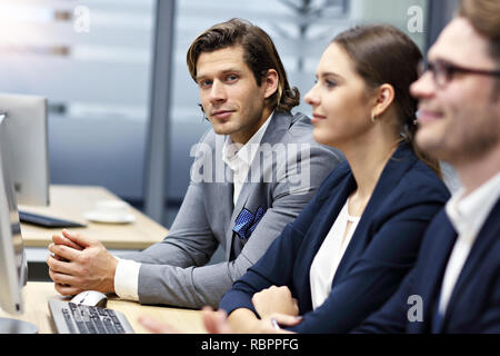 Bild der Gruppe der Geschäftsleute an einer Konferenz teilnehmen Stockfoto