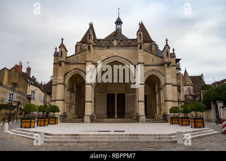 Eingang Collegiale Notre Dame in Beaune, Frankreich Stockfoto