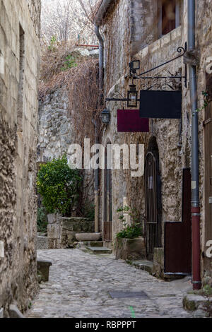 Historische Fußgängerzone in Les Baux-de-Provence, Frankreich, gesäumt von Unternehmen Stockfoto