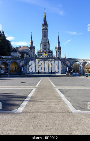 Der Innenhof vor der Kathedrale von Notre Dame in Lourdes, Frankreich Stockfoto