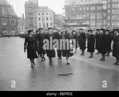 10 jaar Marvo defilé te Amsterdam voor Koningin Juliana, Bestanddeelnr 906-7995. Stockfoto