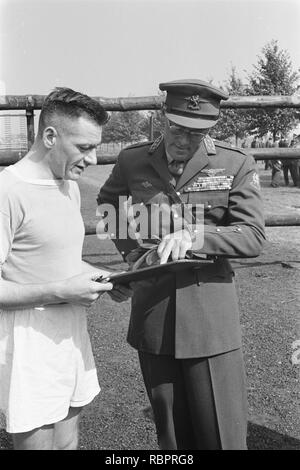 10 jarig Bestaan van onderofficierenschool in Weert Prins Bernhard in gesprek M, Bestanddeelnr 912-8872. Stockfoto