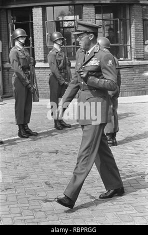 10 jarig Bestaan van onderofficierenschool in Weert Prins inspecteert Bestanddeelnr erewacht, 912-8869. Stockfoto