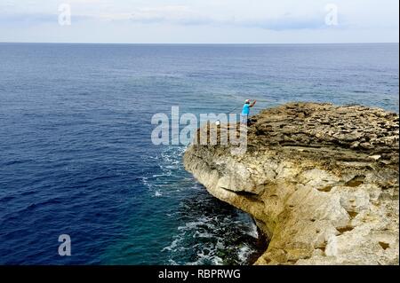 Die dwejra Gozo - 12. Oktober 2018: Fischer in der Dwejra Bay Gozo Stockfoto