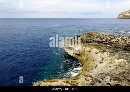 Die dwejra Gozo - 12. Oktober 2018: Fischer in der Dwejra Bay Gozo Stockfoto