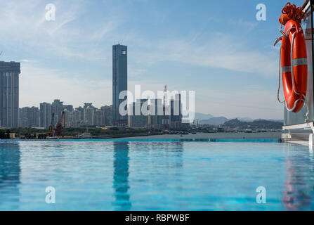 Skyline der Stadt Xiamen von Infinity Edge Pool Stockfoto