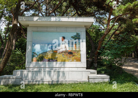 Pyongyang, Nordkorea - Juli 27, 2014: Das Mosaik Porträt der jungen nordkoreanischen Führer Kim Il-in Mangyongdae gesungen. Stockfoto