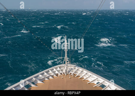Modernes Kreuzfahrtschiff durch die raue See Reisen Stockfoto