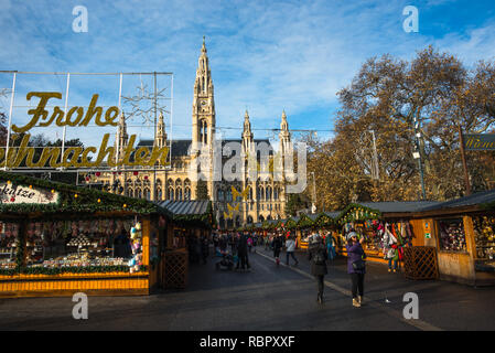 Weihnachtsmarkt am Neuen Rathaus (City Hall) Gebäude, Wien, Österreich. Stockfoto