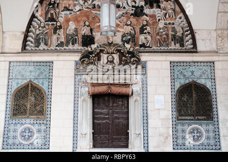 Der Eingang der Loge armenischen St. Jacques, der Kathedrale von Saint James, mit bemalten Kacheln mit Wandmalereien verziert. Die Struktur ist ein Stockfoto