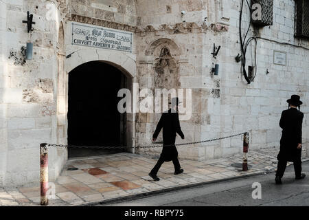 Jüdischen Ultraorthodoxen Männern vorbei an den Eingang zum Couvent armenischen St. Jacques, die Kathedrale des Heiligen Jakobus, ein aus dem 12. Jahrhundert und die armenische Kirche Stockfoto