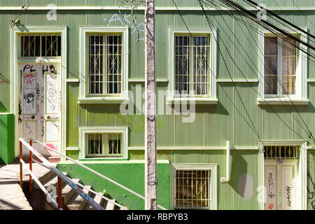 Haus vorne, grün lackiert. In den Gassen von Valparaiso, Chile. Stockfoto