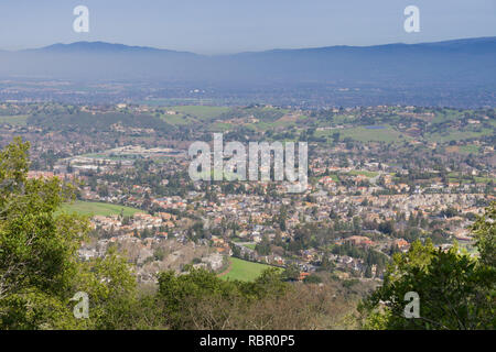Blick in Richtung einer Wohngegend in San Jose von den Hügeln von Almaden Quicksilver County Park, South San Francisco Bay, Kalifornien Stockfoto