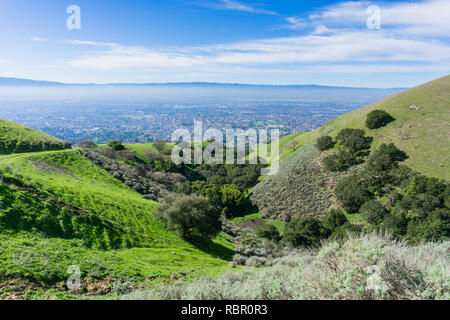 Blick in Richtung San Jose von den Hügeln der Sierra Vista Open Space Preserve, South San Francisco Bay, Kalifornien Stockfoto