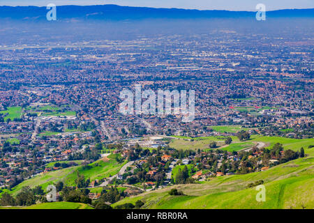 Blick in Richtung San Jose von den Hügeln der Sierra Vista Open Space Preserve, South San Francisco Bay, Kalifornien Stockfoto