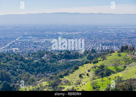 Blick in Richtung San Jose von den Hügeln der Sierra Vista Open Space Preserve, South San Francisco Bay, Kalifornien Stockfoto